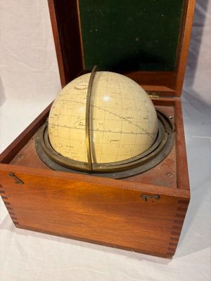 une petite boîte en bois contenant un globe terrestre