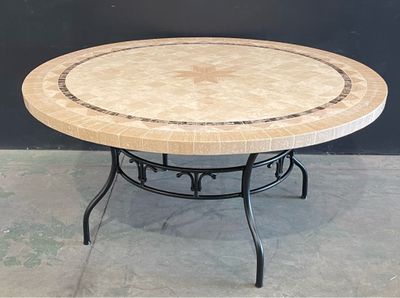 une image représentant une table ronde avec un plateau en marbre