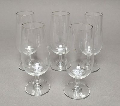 quatre verres à vin vides sont alignés sur une table