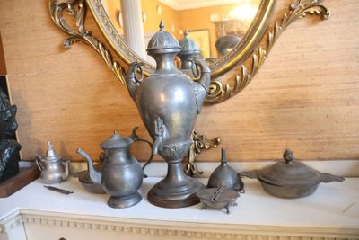 Deux bouillons à oreilles, un entonnoir, une verseuse, une b…