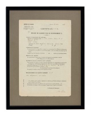 une photographie en noir et blanc d'un document dans un cadre noir