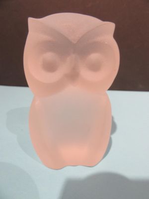 une image représentant un hibou en plastique posé sur une table