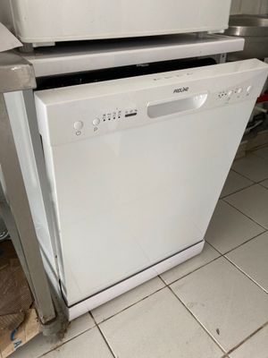 un lave-vaisselle blanc et un lave-vaisselle blanc dans une cuisine
