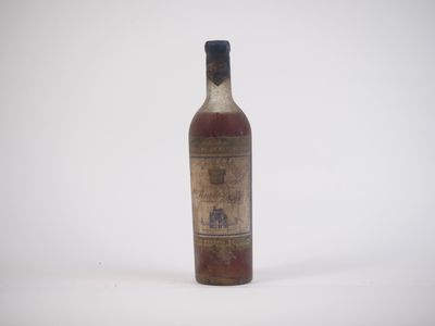 une bouteille de vin posée sur une table