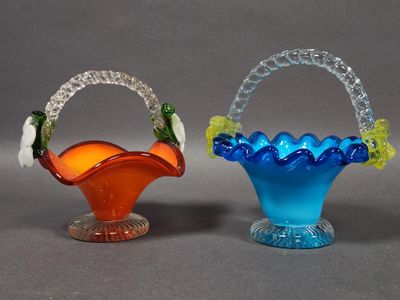 deux vases en verre placés l'un à côté de l'autre