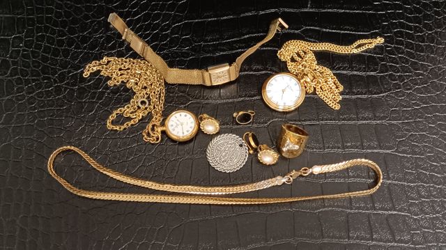 Bijoux fantaisies : deux paires de boucles d’oreilles, montre bra