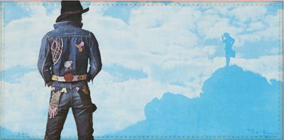 une photo d'un homme debout sur une colline, coiffé d'un chapeau de cow-boy