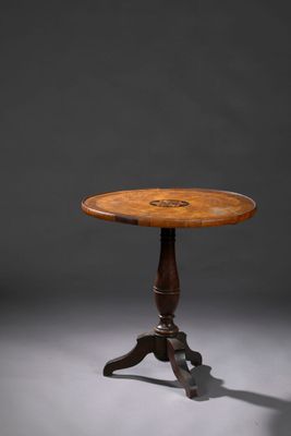 une petite table avec un plateau et un piètement en bois