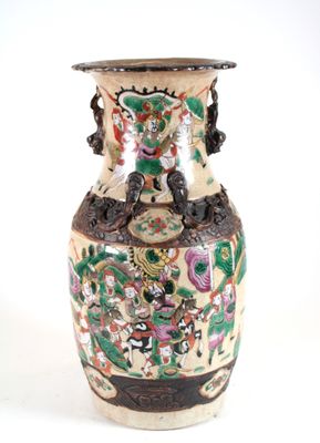 un vase avec un motif floral posé sur une table