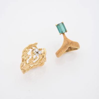 une photo d'une paire de boucles d'oreilles en or ornées d'une pierre verte