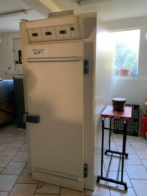 une photo d'une cuisine avec un réfrigérateur à l'intérieur