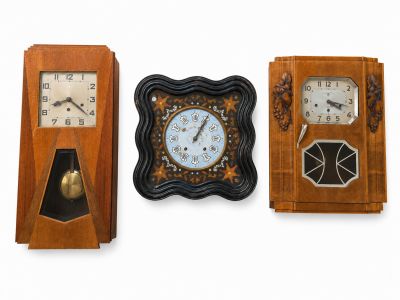 trois horloges sur fond blanc, avec un mur blanc en arrière-plan