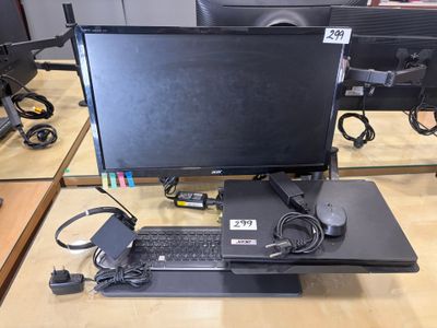 un bureau sur lequel se trouvent un écran, un clavier, une souris et un tapis de souris