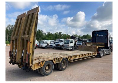 un camion à plateau garé sur un parking