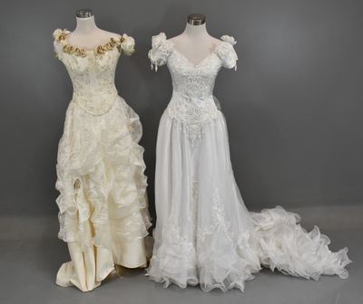 Lot comprenant une ROBE de MARIÉE avec une traîne marquée Cr…