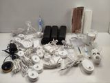 un grand nombre d'appareils électroniques posés sur une table
