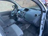 l'intérieur d'une voiture avec la porte ouverte et le siège du conducteur abaissé