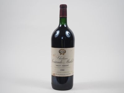 une bouteille de vin rouge posée sur une table blanche