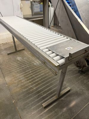 une image d'une bande transporteuse dans une usine