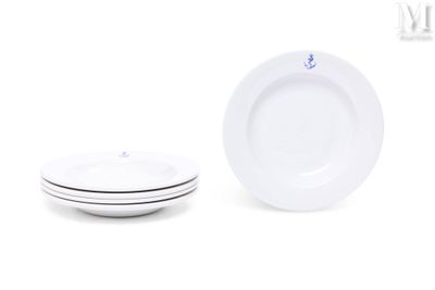 deux assiettes blanches et un bol posés sur un plan de travail blanc