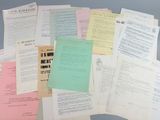 un grand nombre de papiers posés sur une table