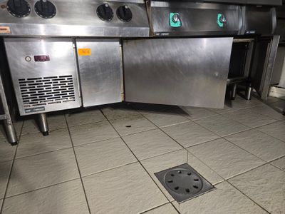 une grande cuisine en inox avec beaucoup de plans de travail