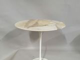 une image représentant une table blanche avec un plateau en marbre sur fond blanc