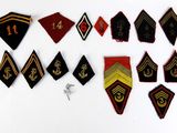 Plusieurs types différents d'écussons militaires sont présentés sur un fond blanc