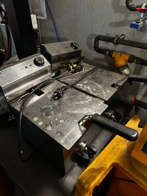 une machine posée sur une table dans une pièce
