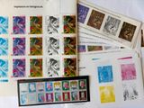 beaucoup de timbres posés sur une table sur laquelle se trouve une photo