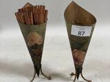 deux cônes décorés de fleurs