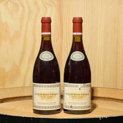 deux bouteilles de vin posées sur un tonneau