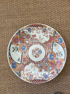 une image représentant une assiette ornée d'un motif floral