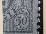 une photo en noir et blanc d'un timbre sur lequel figure une horloge