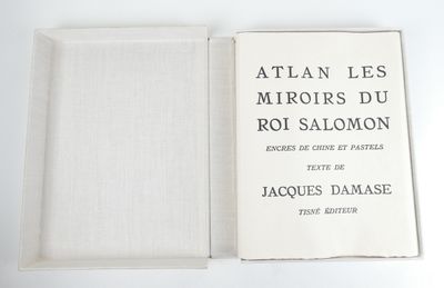 un livre ouvert sur une table