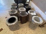 une pile de papier toilette posée par terre devant une fenêtre
