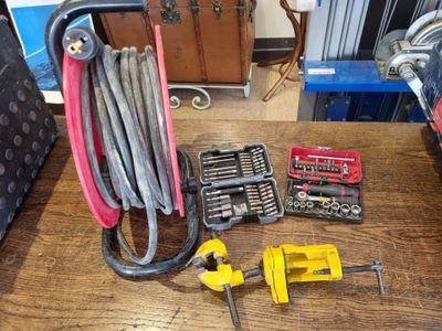 tout un tas d'outils posés sur une table