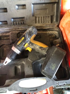 un outil dans une boîte à outils, à côté d'un marteau et d'autres outils