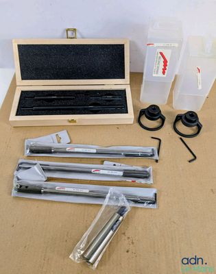 une boîte d'outils posée sur une table