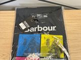 un gros plan sur un sac de vêtements posé sur une table