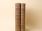 deux vieux livres posés l'un sur l'autre sur une table
