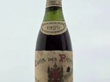 une vieille bouteille de vin posée sur une table
