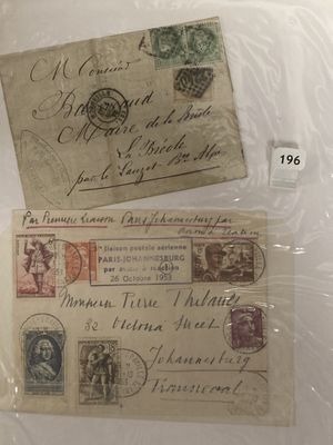 deux enveloppes affranchies posées sur une table