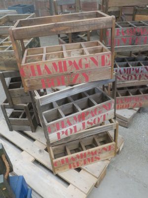 plusieurs caisses en bois empilées les unes sur les autres sur une palette