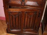 un meuble en bois surmonté d'une porte