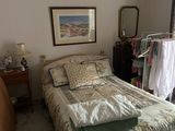 une chambre avec un lit et un lustre