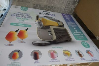 a box that has a picture of a juicer on it