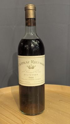 une bouteille de vin posée sur une table