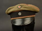 une photo d'un chapeau militaire posé sur une tête de mannequin