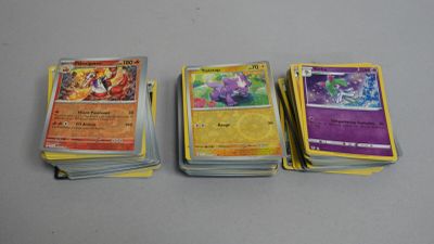 quatre types différents de cartes Pokémon empilées les unes sur les autres